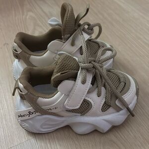 Shoes for baby/toddler size 5 or 22